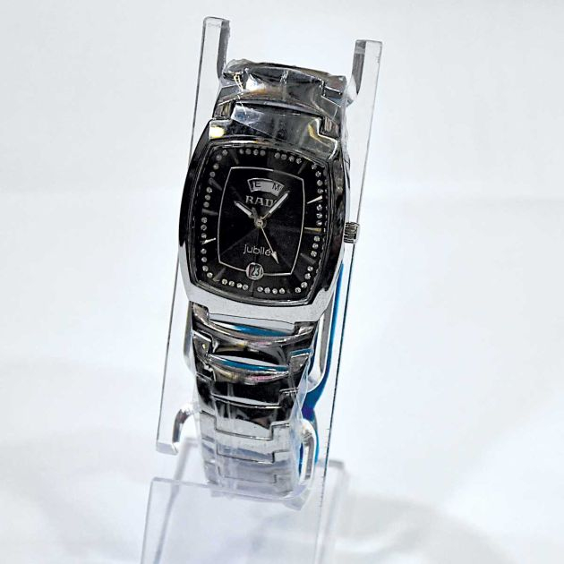 montre-en-acier-inoxydable-de-marque-rada-jubilé-dans-son-boitier