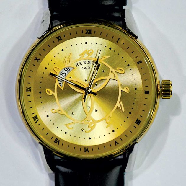 montre-de-marque-hermes-paris-en-simili-cuir-couleur-noir-dans-son-boitier