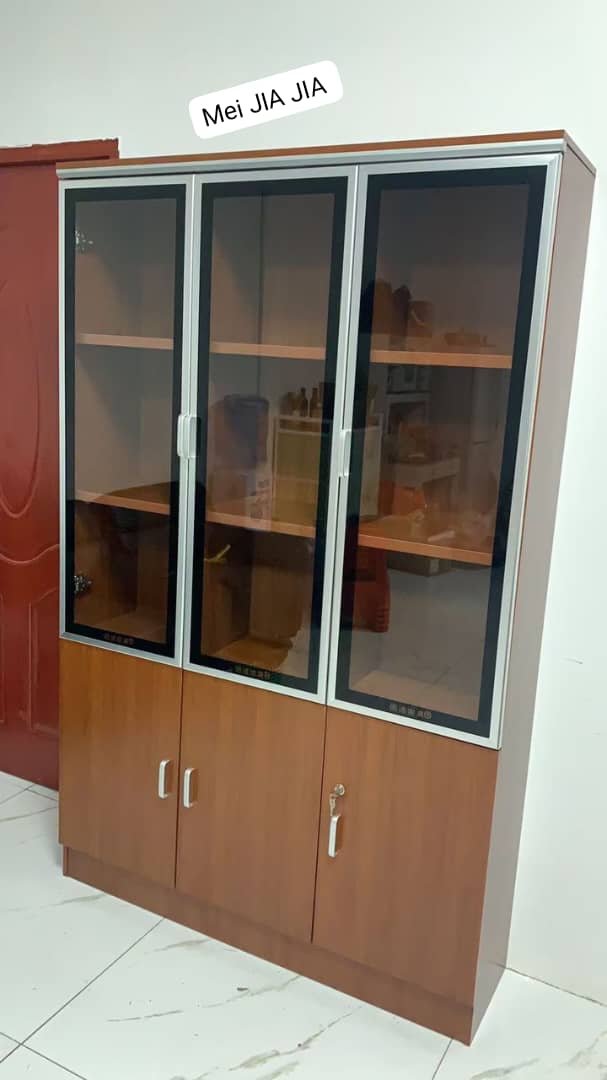 armoire-de-rangement-en-bois-avec-vitrines-–-3-portes