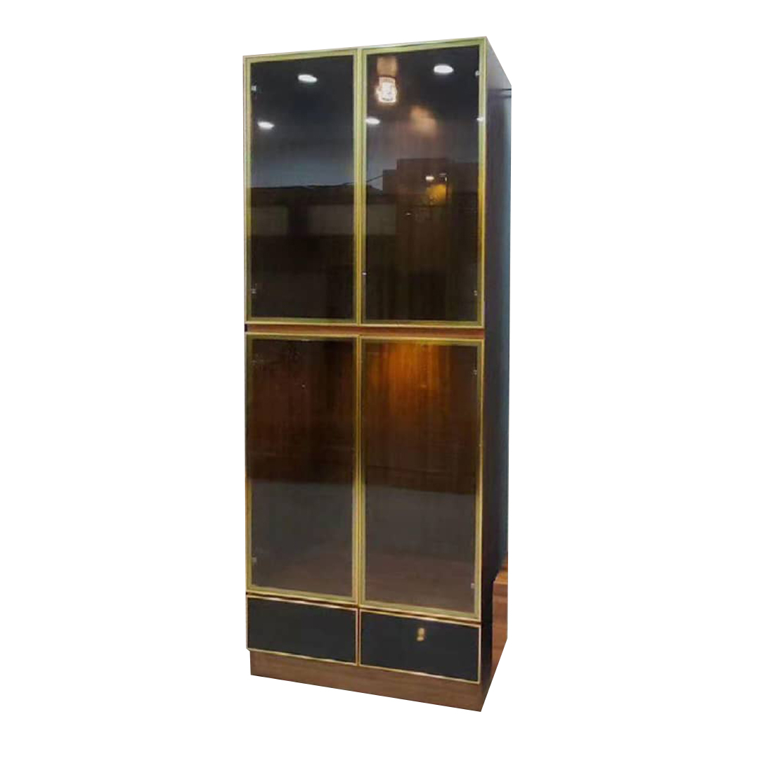 armoire-vitrine-Élégante-avec-finitions-dorées-et-portes-en-verre-pour-salon-,-boutique-,-ou-bureau